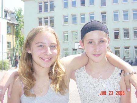 (`._.>aMéLiE Et eLisA *'-._
